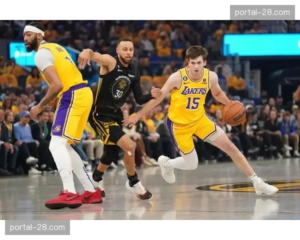 里夫斯与艾顿默契渐成 湖人后卫传控风格吸收巨星经验